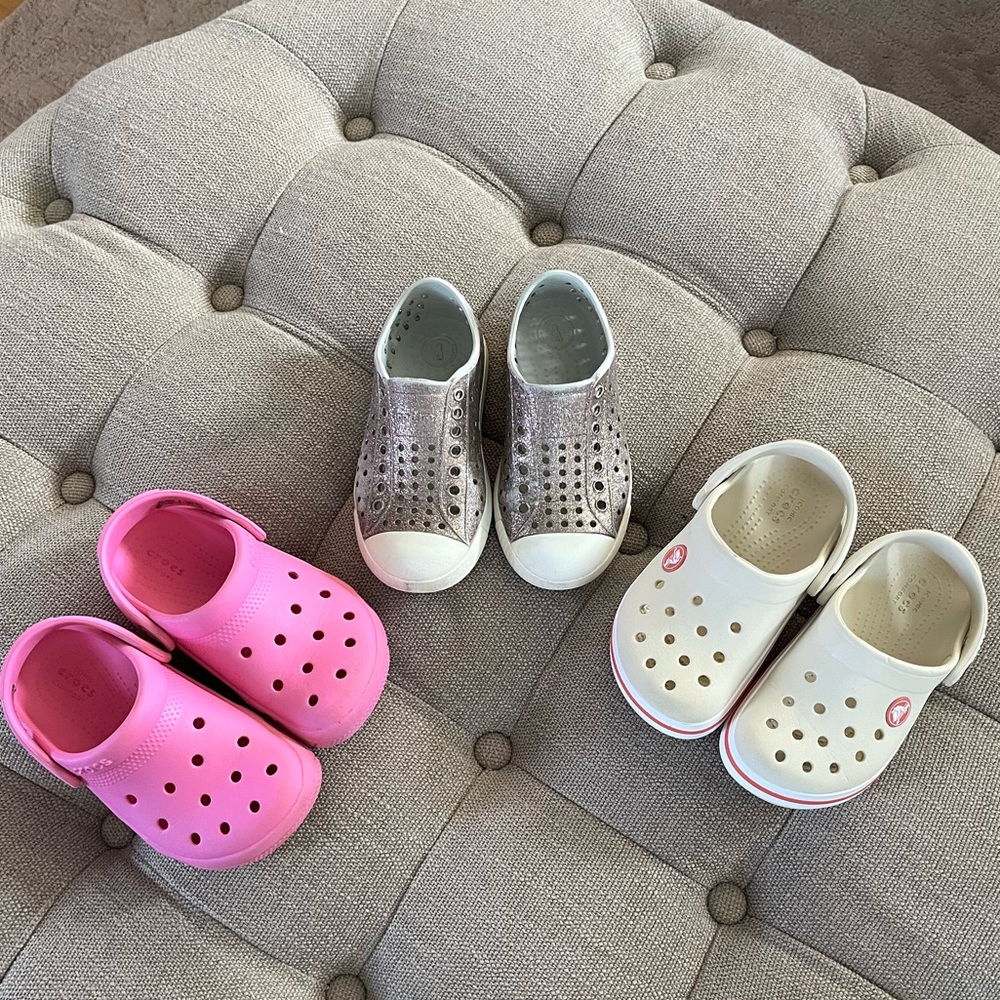 Toddler girl size 9 Crocs & Native 💖